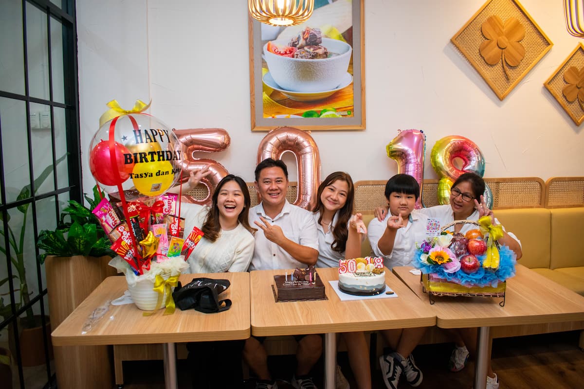 Momen Hangat Tiga Generasi: Perayaan Ganda di Ayam Geprek Istimewa